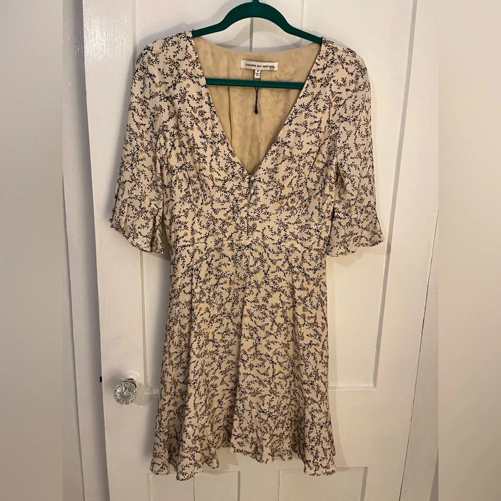 Cupcakes and cashmere Floral V-Neck Dress - Picture 3 of 11
